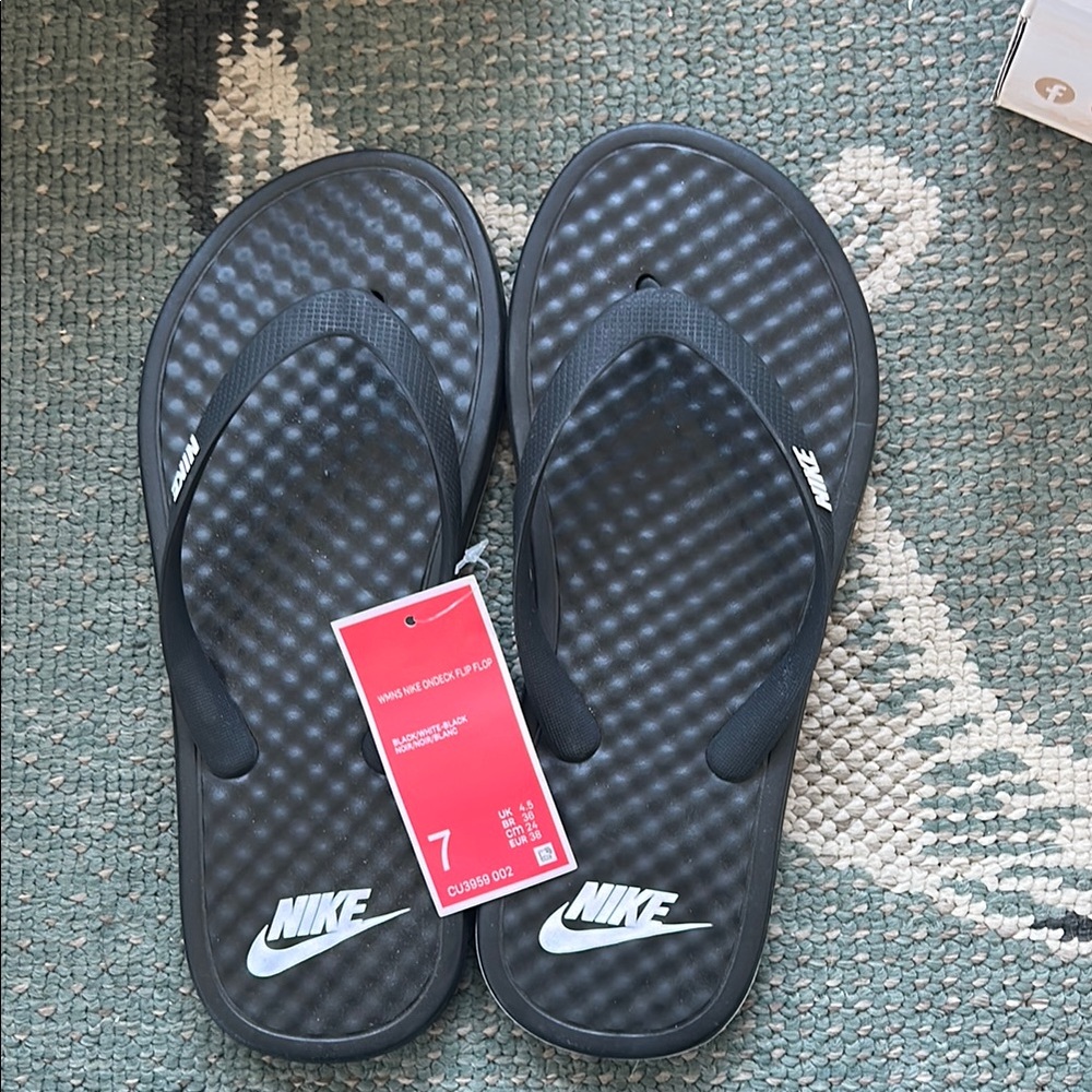 Nike OnDeck woman’s Black Flip Flops size 7